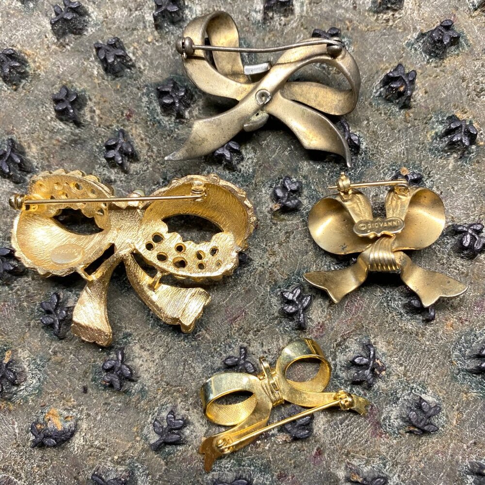 Vintage Bowtie Brooch Lot of 4 - Gold Toned - 1 marked Giovanni - Picture 2 of 4